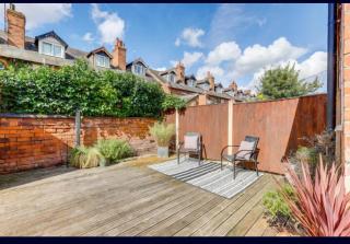 Located in the peaceful NG2 area, Near Trent Bridge Cricket ground , Perfect for Business Trips & Family Holidays or working professionals-long term deals, City Centre and M1 Nearby , Free Parking , Private Garden , FAST Wi-Fi , Netflix - 3