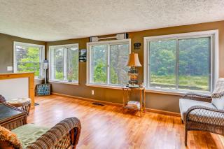 Waterfront Getaway: Sunroom, 2 Decks, Golf Course - 8