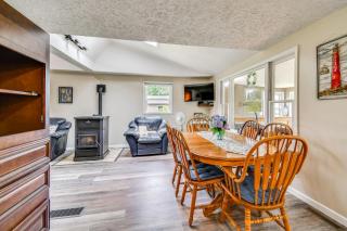 Waterfront Getaway: Sunroom, 2 Decks, Golf Course - 6