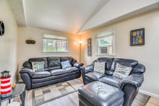 Waterfront Getaway: Sunroom, 2 Decks, Golf Course - 7