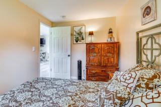 Waterfront Getaway: Sunroom, 2 Decks, Golf Course - 1