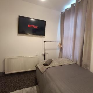 Amber TF3 Single Room with Private Bathroom - 8