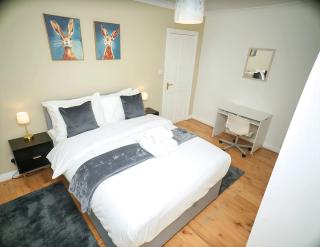3BR Contractor Home near Heathrow Parking - 3