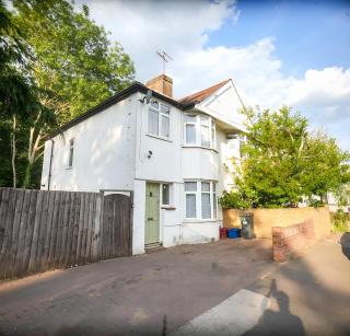 3BR Contractor Home near Heathrow Parking - 1