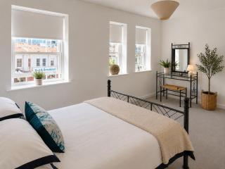 Boutique 2 Bed, parking, 2 mins to beach & town - 0