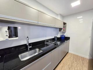Amplio Apartamento con 3 Suites, Parrilla y 2 Cocheras en Meia Praia Itapema - 4