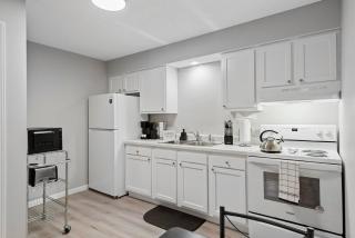 Modern King Suite with Private Patio, Near Hospitals & State Fairgrounds - 8