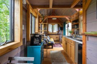 Caboose Tiny Home on river with hot tub near Stowe - 5