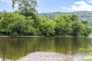 Caboose Tiny Home on river with hot tub near Stowe - 7