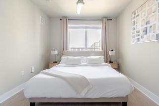 Top-Floor Luxury Retreat, King Bed, Full Kitchen, Private Balcony - 0