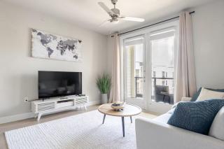 Top-Floor Luxury Retreat, King Bed, Full Kitchen, Private Balcony - 8