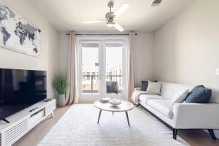 Top-Floor Luxury Retreat, King Bed, Full Kitchen, Private Balcony - 9