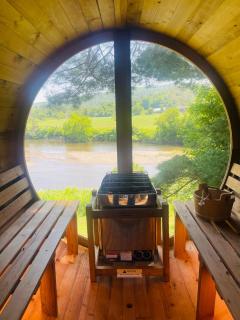 Caboose Tiny Home on river with hot tub near Stowe - 9