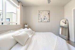 Top-Floor Luxury Retreat, King Bed, Full Kitchen, Private Balcony - 1