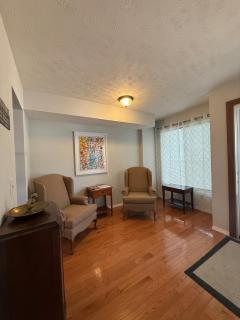 Nicely updated 3 Bed Townhouse, free parking unit 6 - 6