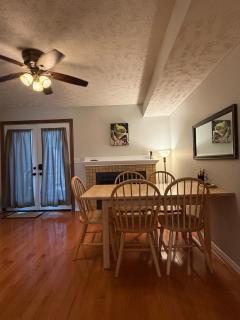 Nicely updated 3 Bed Townhouse, free parking unit 6 - 3