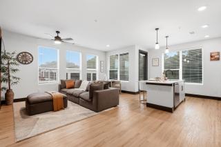 Luxury 2BR Near ATL Airport With Pool & Food Hall - 9