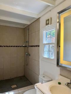 Studio Apartment near Friar's Bay beach - 5