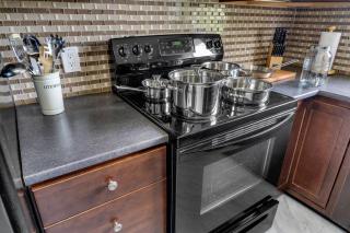 Spacious Main-Floor Bungalow Near South Common - 8