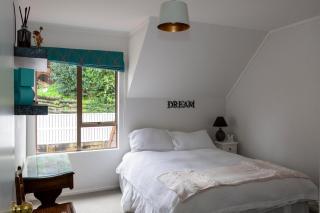 Sunny 3-Bed Family Home in Remuera with a Garden, BBQ & Free Parking - 1