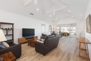 Canal Living with a Private Jetty - 7