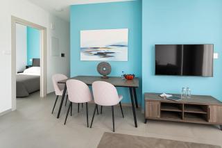 Lux Skyline Suite & Whirlpool - 9