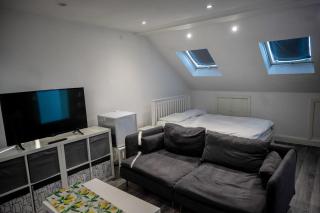 High spec studio - Sleeps 2 - parking - 3