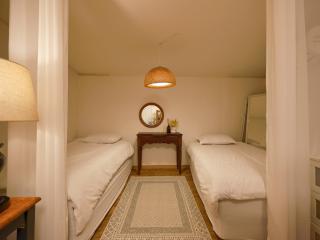 Itaewon Station 3 minutes-6 beds-7 people-massage chair-private house - 1