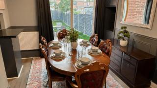 Stylish 3 Bedroom Doncaster Retreat with Garden & Driveway Parking - 8