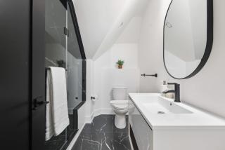 Elegant Parkdale 2BR 2 King Beds Sleeps 6 - 8