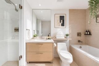 Premium 3BR Condo Downtown Vancouver Gem - 2