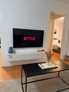 Modern lounge 2BR Pool & Netflix Near airport - 8