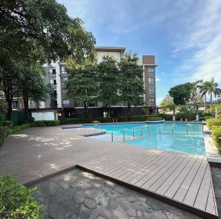 Modern lounge 2BR Pool & Netflix Near airport - 1
