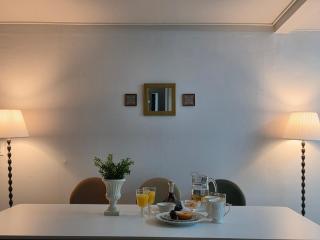 Sweet Home Stay near Sinchon & Ewha station - 3 Bedrooms & 4 Queen Beds, Max 8 - 5