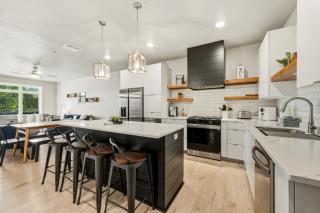 Sunny-Side Eggscape- Upscale Condo, Water Views & Unbeatable Location - 7