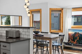 Chalet Chic Condo, Short Walk to Lift 7, Covered Parking condo - 3