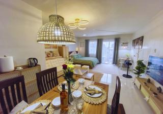 Spacious Studio w Pool, Gym, Smart Lock, Netflix - 9