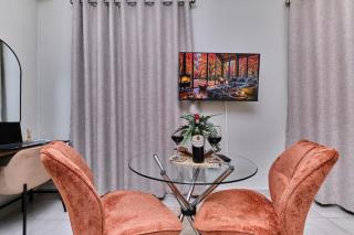 Chic Studio Apt-Central location to Sandton City, Melrose Arch and Rosebank with Pool, Gym and Office Spaces - Self Check In - 0