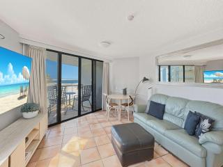 Coastal King Studio Apartment Steps from the Beach in Caloundra - 9