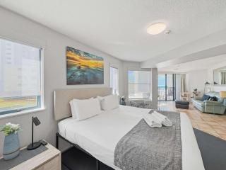 Coastal King Studio Apartment Steps from the Beach in Caloundra - 8