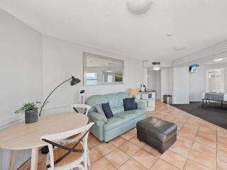 Coastal King Studio Apartment Steps from the Beach in Caloundra - 5