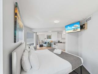 Coastal King Studio Apartment Steps from the Beach in Caloundra - 4