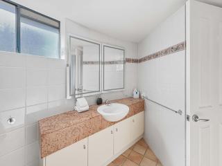 Coastal King Studio Apartment Steps from the Beach in Caloundra - 1