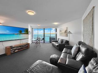 Absolute Waterfront King Studio with Pool and Beach Views in Caloundra - 9