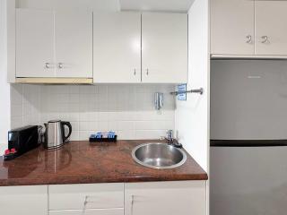 Absolute Waterfront King Studio with Pool and Beach Views in Caloundra - 3