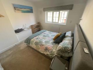 Comfortable Double Bedroom in Family Home, with your own private bathroom - 7