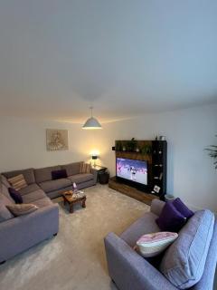 Comfortable Double Bedroom in Family Home, with your own private bathroom - 1