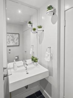 Sunlit Loft - Gym, Steam Shower, Rooftop Deck - 8