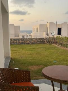 Jefaira Ras Al Hikma- 4 BR Senior Chalet with private garden, Sea view - 8