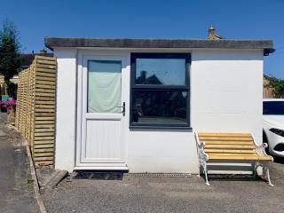 Cute and Cosy detached guesthouse with parking and outside space - 3